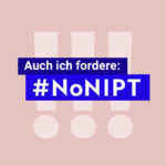 Auf einem rosa Quadrat steht in weißer Schrift auf dunkelblauen Balken: „Auch ich fordere #NoNIPT“.