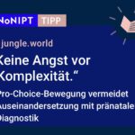 Dunkelblaues Rechteck mit heller Schrift: #NoNIPT-Tipp: jungle.world "Keine Angst vor Komplexität". Pro-Choice-Bewegung vermeidet Auseinandersetzung mit pränataler Diagnostik.