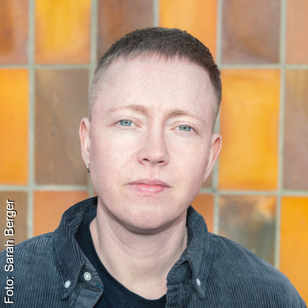 Jonte Lindemann. Ernst schauende Person mit sehr kurzen blonden Haaren.