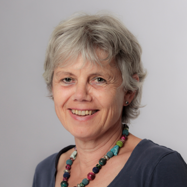 Silke Koppermann. Sie hat kurze graue Haare und lacht.